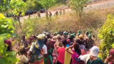 Photo of ରଣକ୍ଷେତ୍ର ପାଲଟିଲା ସିଜିମାଳି: ରାସ୍ତା ନିର୍ମାଣକୁ ବିରୋଧ କରି ଭୟଙ୍କର ପଥରମାଡ଼, ୫୦ରୁ ଅଧିକ ପୋଲିସ ଆହତ