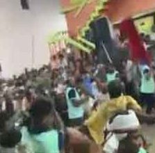 Photo of ରଣକ୍ଷେତ୍ର ପାଲଟିଲା ଦଣ୍ଡନାଚ ସ୍ଥଳ: ଦୁଇ ଗୋଷ୍ଠୀ ଦଣ୍ଡୁଆଙ୍କ ମଧ୍ୟରେ ମାରପିଟ୍