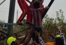 Photo of ୫୦ ଫୁଟ୍‌ ଉଚ୍ଚ ବିଦ୍ୟୁତ୍ ଖୁଣ୍ଟରେ ଚଢିଗଲେ ଯୁବକ, ଉଦ୍ଧାର କଲା ଅଗ୍ନିଶମ