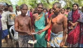 Photo of ଆରଡିସି ତଦନ୍ତର ପ୍ରଭାବ: ଜିତୁ ମୁଣ୍ଡାଙ୍କୁ ମିଳିଲା ସରକାରୀ ସହାୟତା, ତତ୍ପର ହେଲା ପ୍ରଶାସନ
