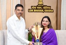 Photo of ଇଣ୍ଡିଆନ ଆଇଡଲ ବିଜେତା ଜ୍ୟୋତିର୍ମୟୀଙ୍କୁ ସମ୍ବର୍ଦ୍ଧିତ କଲେ ରାଜ୍ୟପାଳ