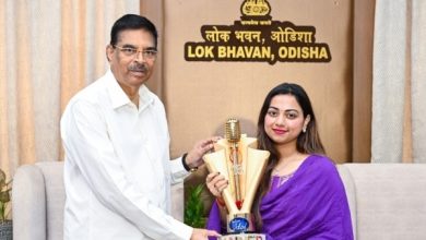 Photo of ଇଣ୍ଡିଆନ ଆଇଡଲ ବିଜେତା ଜ୍ୟୋତିର୍ମୟୀଙ୍କୁ ସମ୍ବର୍ଦ୍ଧିତ କଲେ ରାଜ୍ୟପାଳ