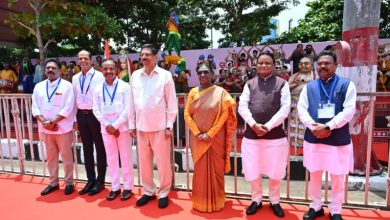 Photo of ରେଶମ ସହରରେ ରାଷ୍ଟ୍ରପତିଙ୍କୁ ଭବ୍ୟ ସ୍ବାଗତ: ଫଟୋ ଉଠାଇଲେ, ପିଲାଙ୍କୁ ବାଣ୍ଟିଲେ ଚକୋଲେଟ୍‌