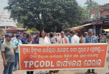 Photo of ପୁରୀରେ ବିଦ୍ୟୁତ କର୍ମଚାରୀଙ୍କ ମହାଆନ୍ଦୋଳନ: ଅଗଷ୍ଟ ମାସରୁ କଟିଲା ୫୦% ଦରମା, ରାଲି କରି ଘେରାଉ କଲେ ଟିପିସିଓଡିଏଲ ଅଫିସ