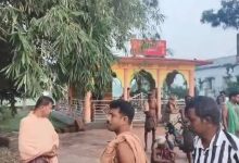 Photo of ସିସିଟିଭି ଆଗରେ ଛତା ଦେଖାଇ ମନ୍ଦିରରୁ ମୂର୍ତ୍ତି ଚୋରି
